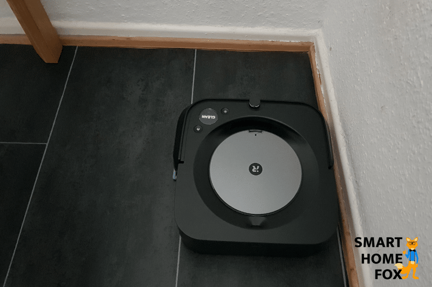 Der iRobot Braava jet m6 wischt entlang der Leisten